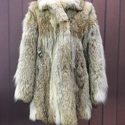 Bonito chaquetón de piel de coyote - 1