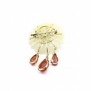 Jade and agates brooch set in 18k yellow gold.