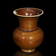 Small glazed porcelain vase, Qing dynasty