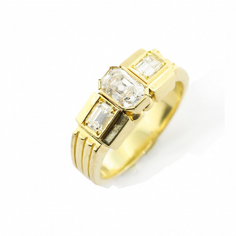 18k yellow gold ring with diamonds