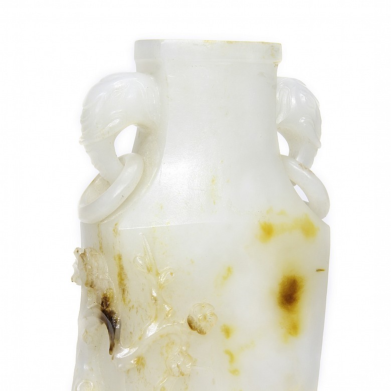 White jade vase, Qing dynasty.