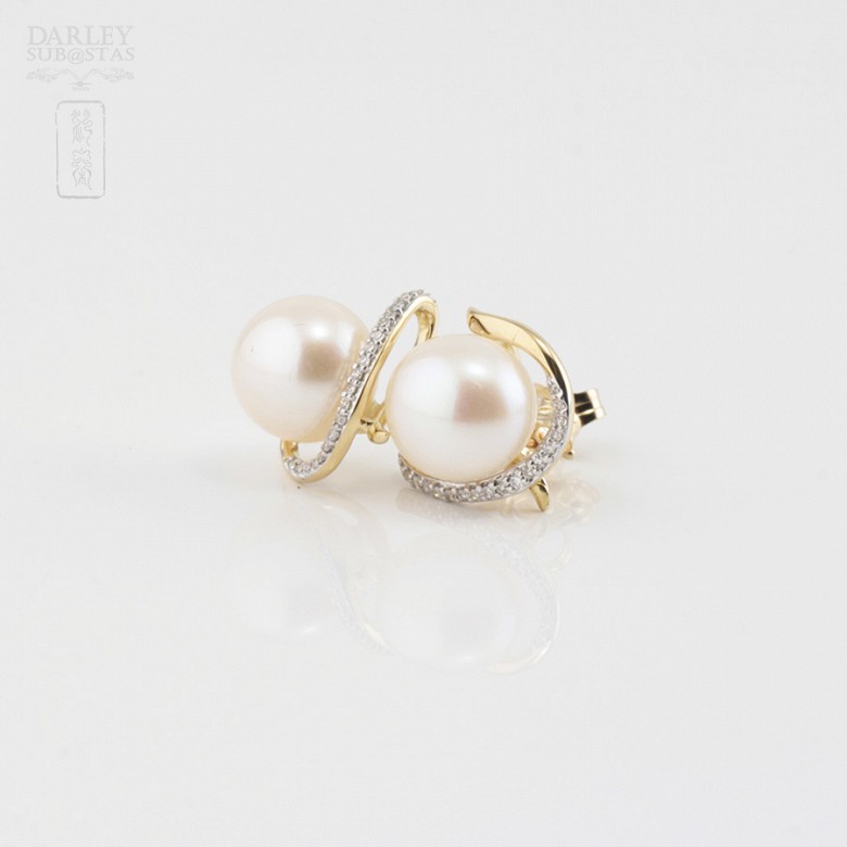 Earrings in 18k yellow gold and diamonds and pearls. - 2