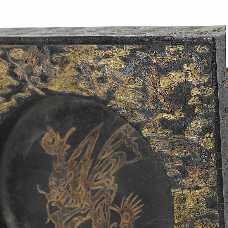 Recipiente de tinta con relieves de dragones e inscripciones, dinastía Qing