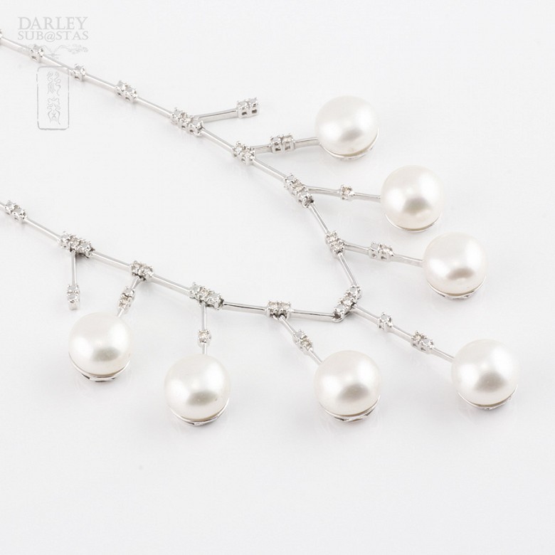 Collar con perlas blancas y diamantes en oro blanco de 18k - 3