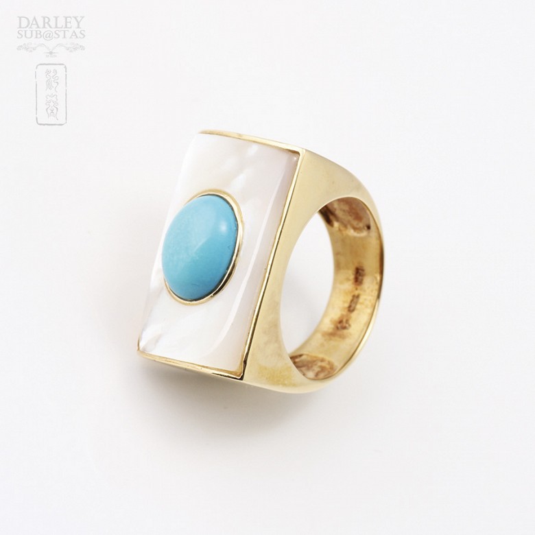 Turquoise and mother of pearl ring in 18k yellow gold. - 2