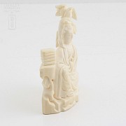 Figura de Guanyin tallada en marfil - 1