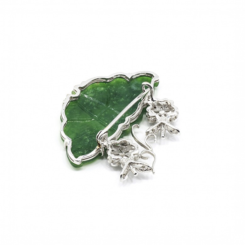 Jade brooch with diamonds, set in 18k white gold - 2