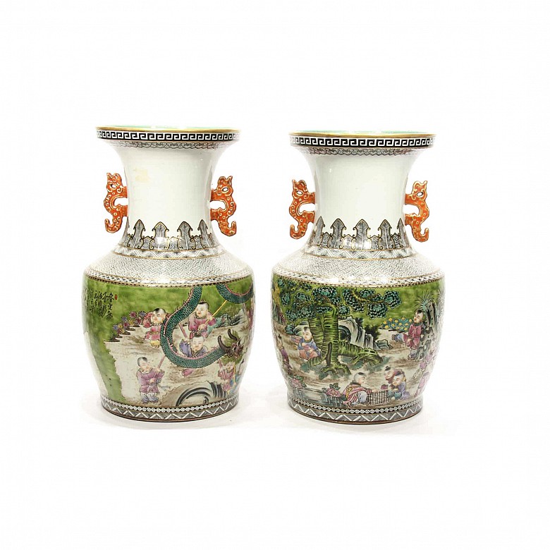 A pair of chinese vases with handles, famille rose, 20th century.