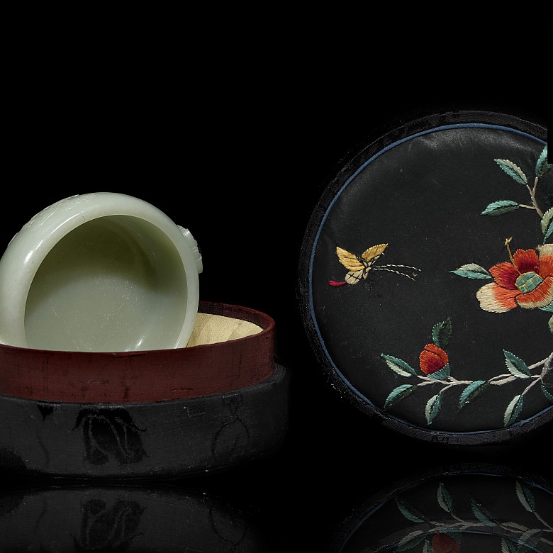 Cuenco para pinceles de jade, con caja, dinastía Qing