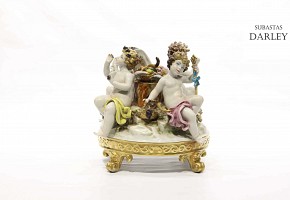 Centro de porcelana esmaltada con representación de dios Baco sobre peana, Sebastián Mallol, s.XX