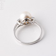 Anillo perla cultivada blanca con diamantes en oro blanco 18k - 1