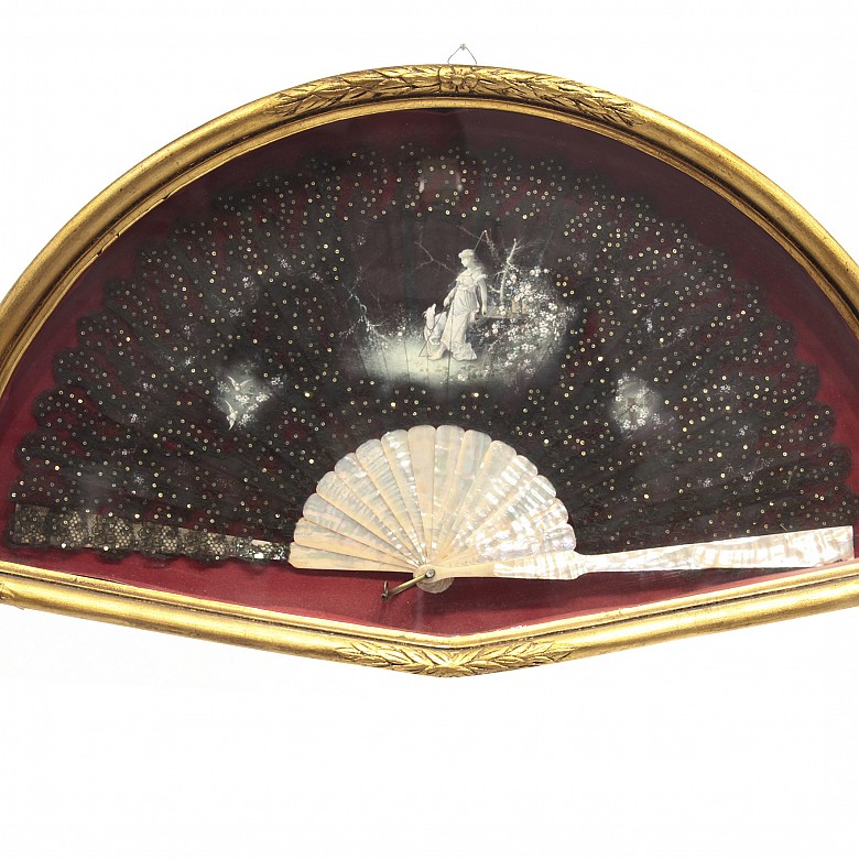 Fan with mother of pearl linkage and black lace country.