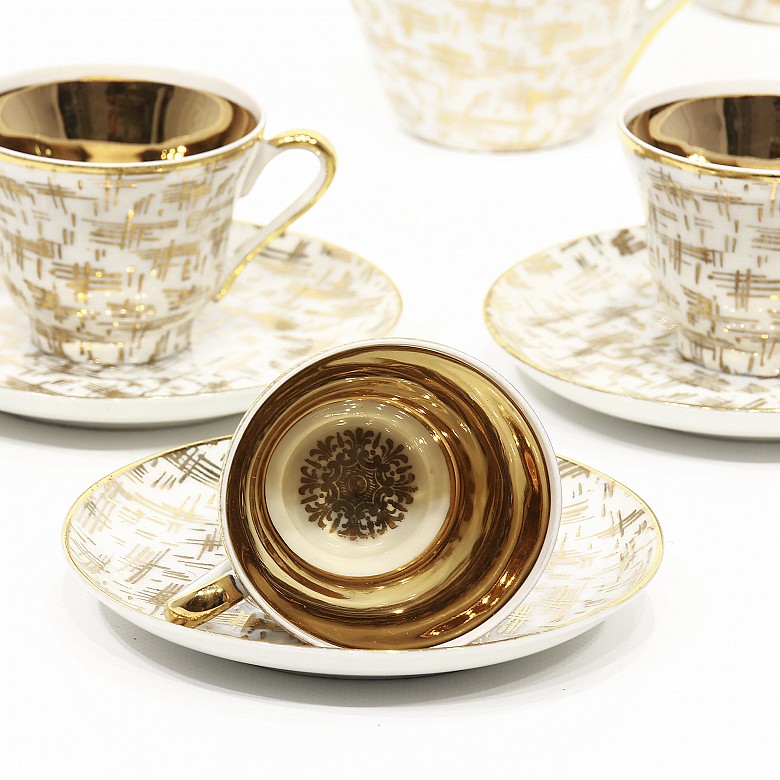 Juego de té de porcelana blanca con detalles en dorado, s.XX.