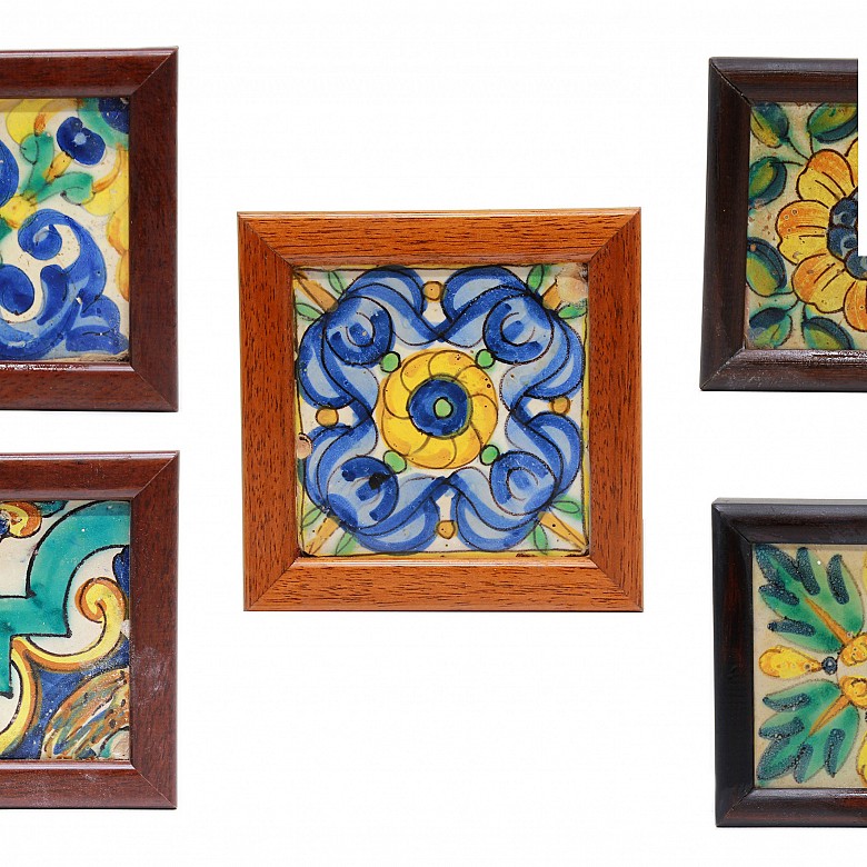 Cinco azulejos valencianos de cerámica esmaltada.
