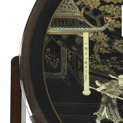 Mesita auxiliar velador con tapa decorada, China, s.XX