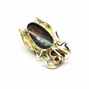 Beetle-shaped brooch in 18k yellow gold, natural turquoise and gemstones.