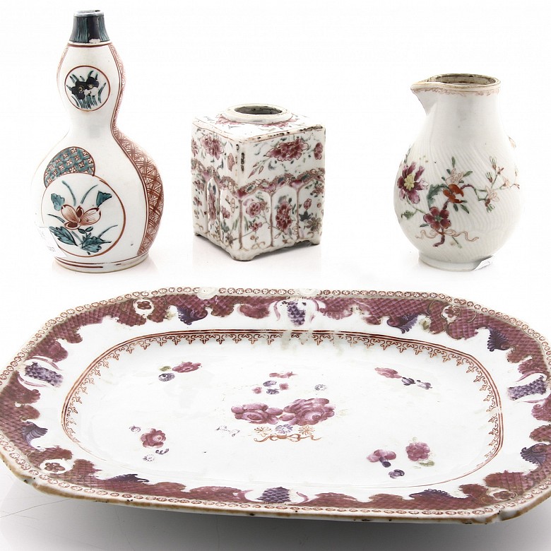 Lote de utensilios de porcelana esmaltada, s.XVIII