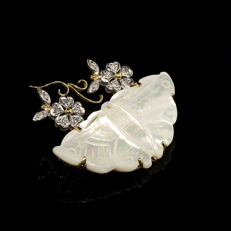 Broche con forma de mariposa en 18 k, nacar y diamantes