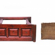 Chanab de madera tallada y policromada, China, s.XX - 2