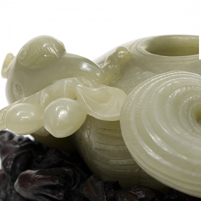 Carved jade 'Phoenix' brush bowl, Qing dynasty.