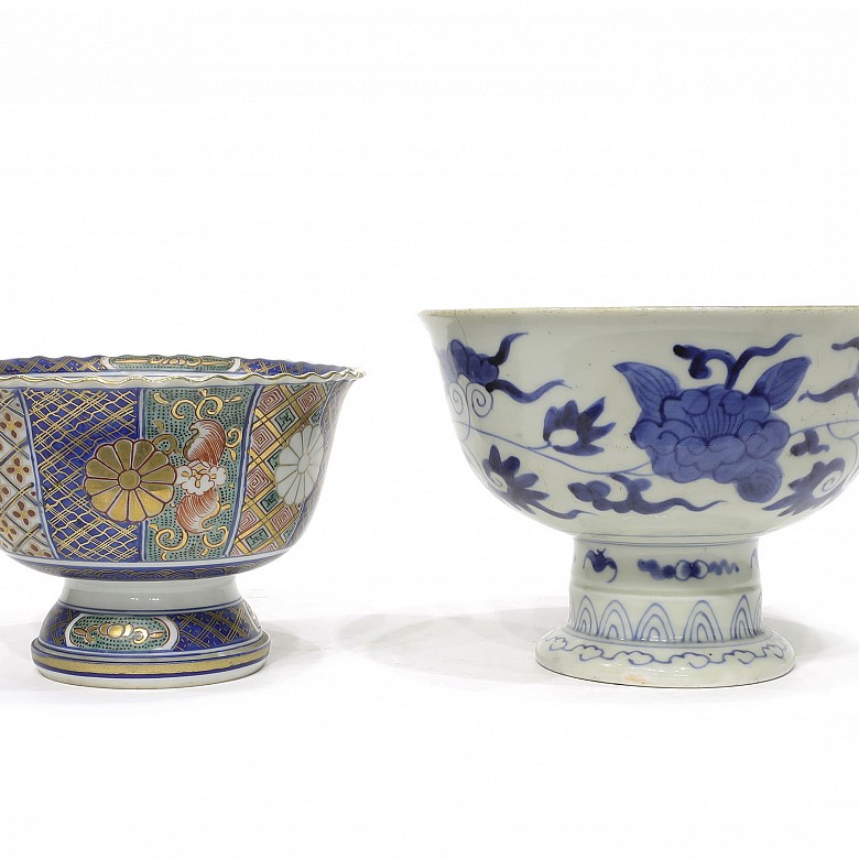 Dos cuencos con pie de porcelana japonesa, s.XX