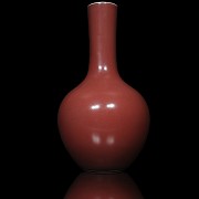 A tianqiuping red-enameled vase, Qing dynasty