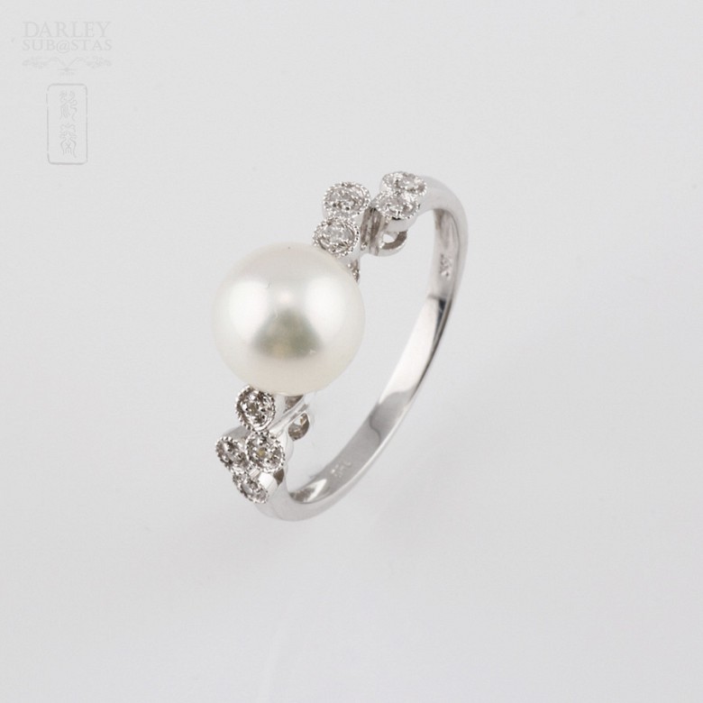Ring with natural pearl and diamond in 18k