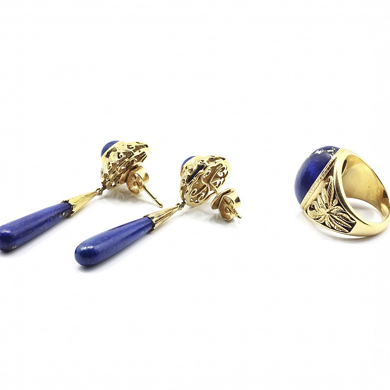 18k yellow gold ring and earrings set with lapis lazuli.