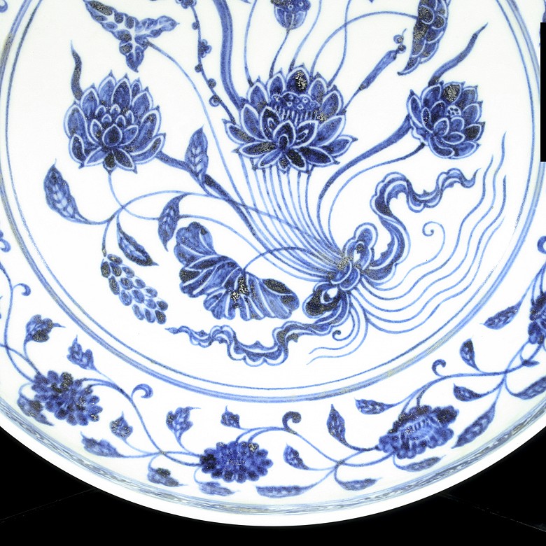 Plato de cerámica con flores, azul y blanco, S.XX