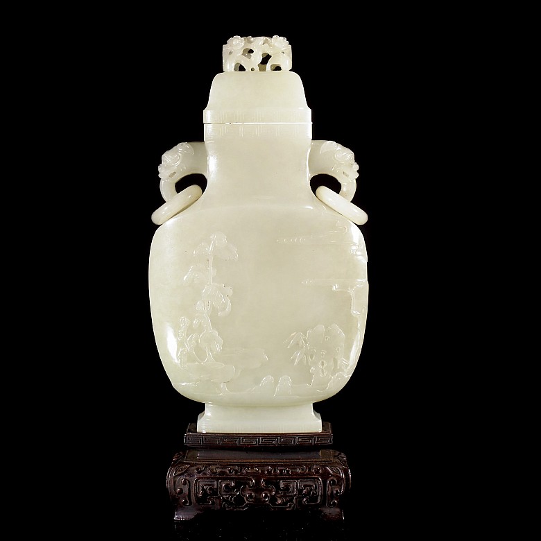 Elegant jade vase with two rings, Qing Dynasty