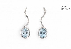 Aquamarine and diamond earrings in 18k white gold.