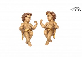Pair of angels made of polychrome wood.