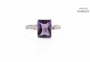 18k white gold ring with amethyst and 6 diamonds.