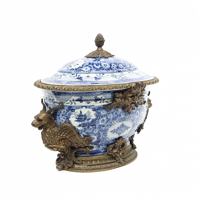 Blue and white ceramic tureen, China, 20th century