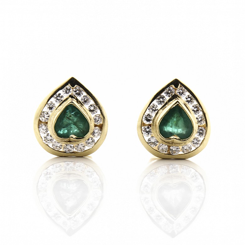 Short earrings with emeralds and diamonds