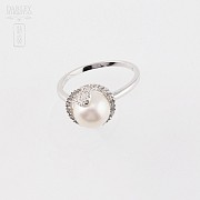 18k white gold ring with pearl and diamonds.