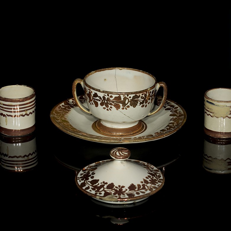 Lot of Manises ceramics, 19th century