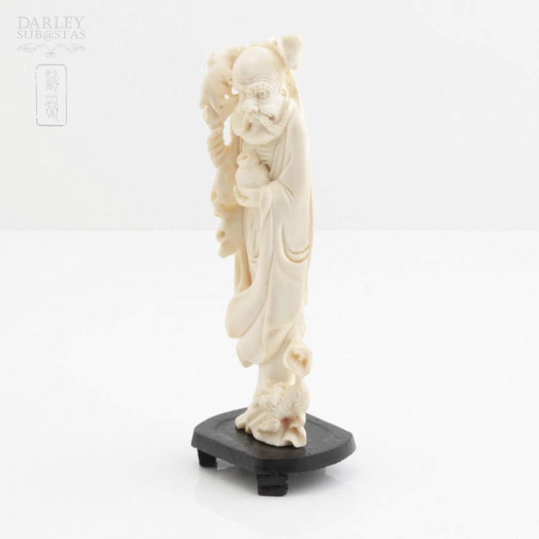Figure of an elder carved in ivory - 2