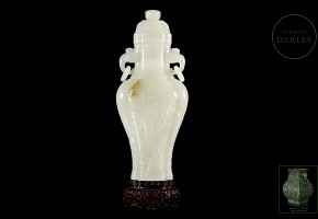 Jade vase with lid, Qing dynasty