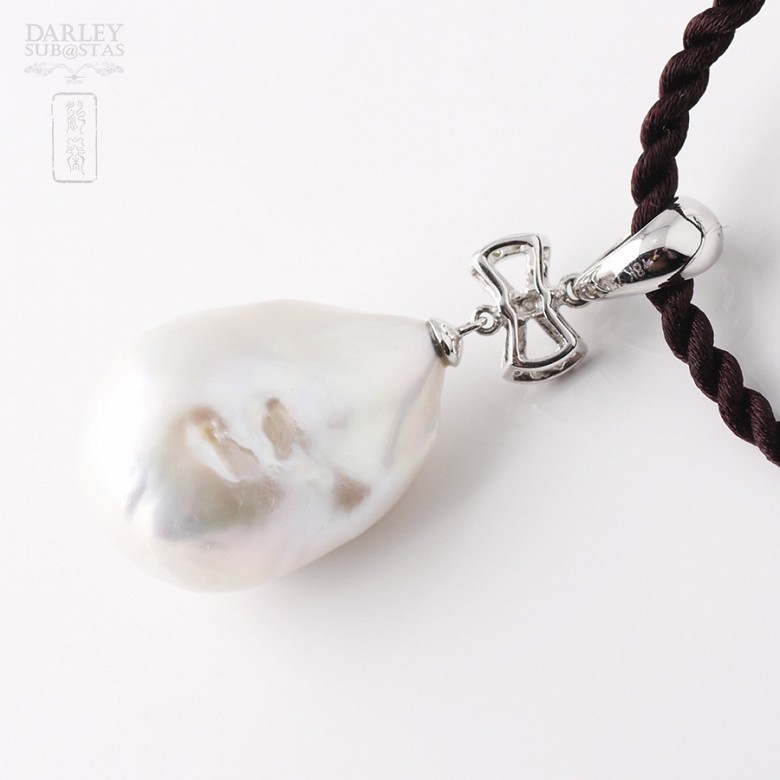 Pendant with white baroque pearl and diamond in 18k white gold - 1