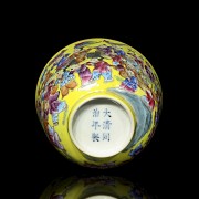 Porcelain enamelled bowl, with Tongzhi marking
