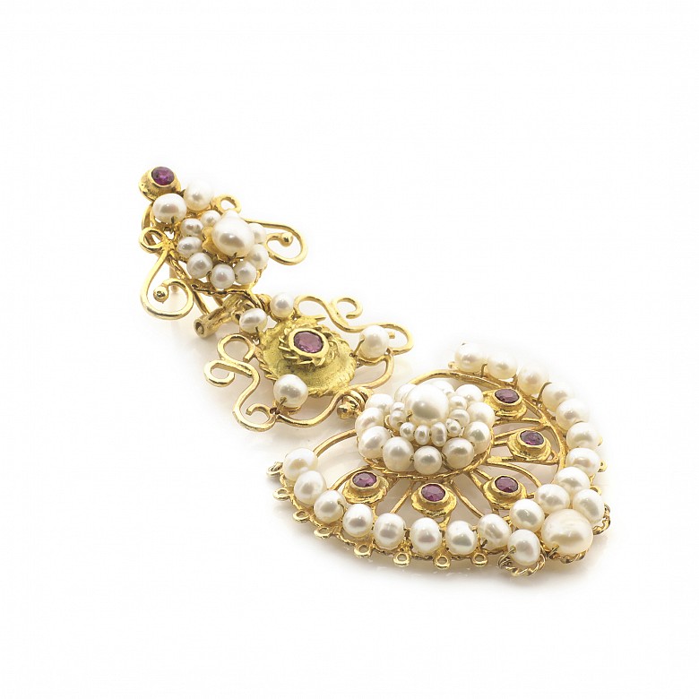 Colgante de oro amarillo 18 k, rubies y perlas