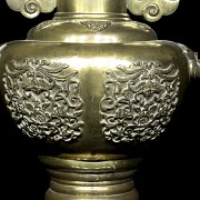 Large Chinese vase with reliefs.