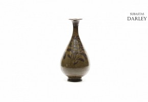 A Chinese Jizhou-style ware vase