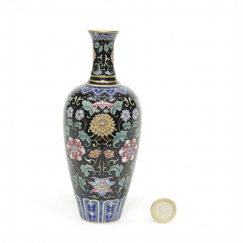 Pequeño jarrón esmaltado familia negra, periodo Qianlong.