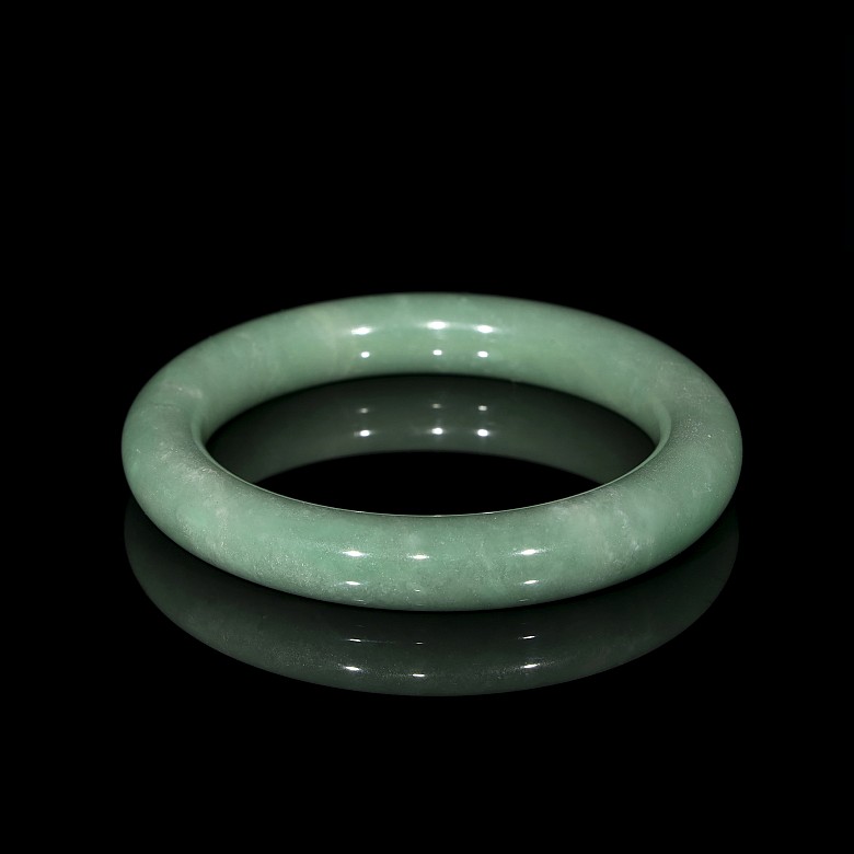 Carved jadeite bracelet, 20th century