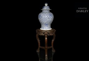 Blue and white Chinese Tibor, Jingdezhen, Qing dynasty