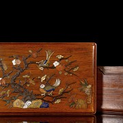 Caja con tapa de madera tallada de Huanghuali, dinastía Qing