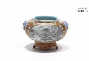 Pequeña vasija de porcelana, con sello Qianlong.