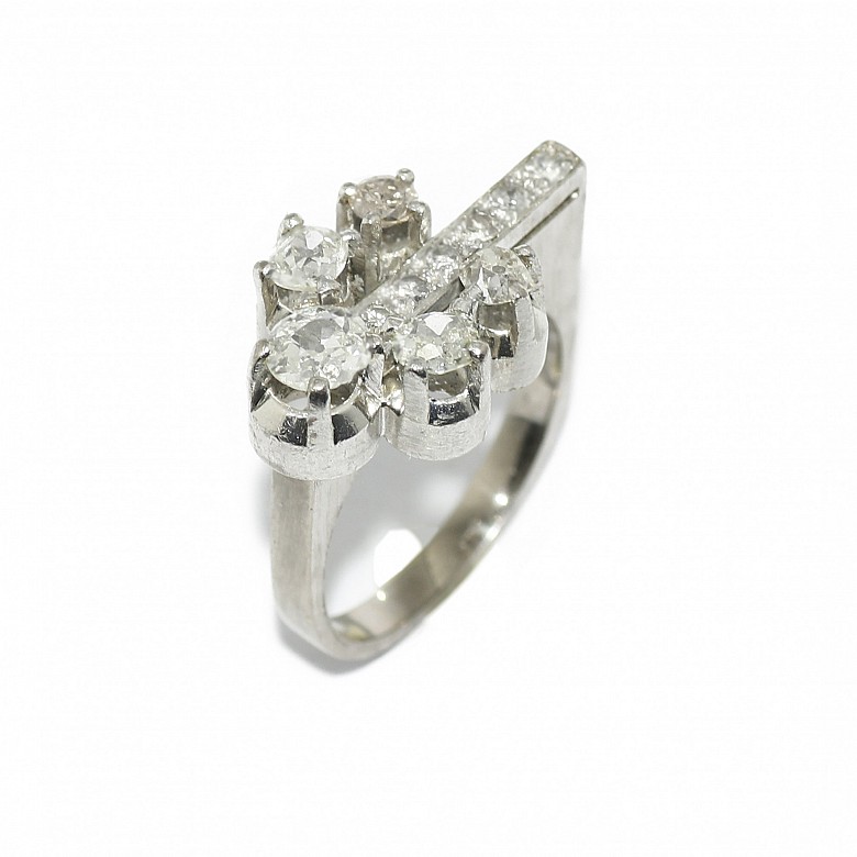 Platinum-plated ring with an old-cut diamond front